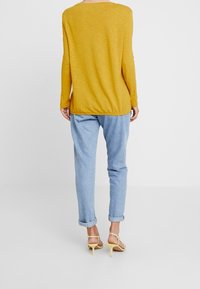 s.Oliver Langarmshirt - dark yellow