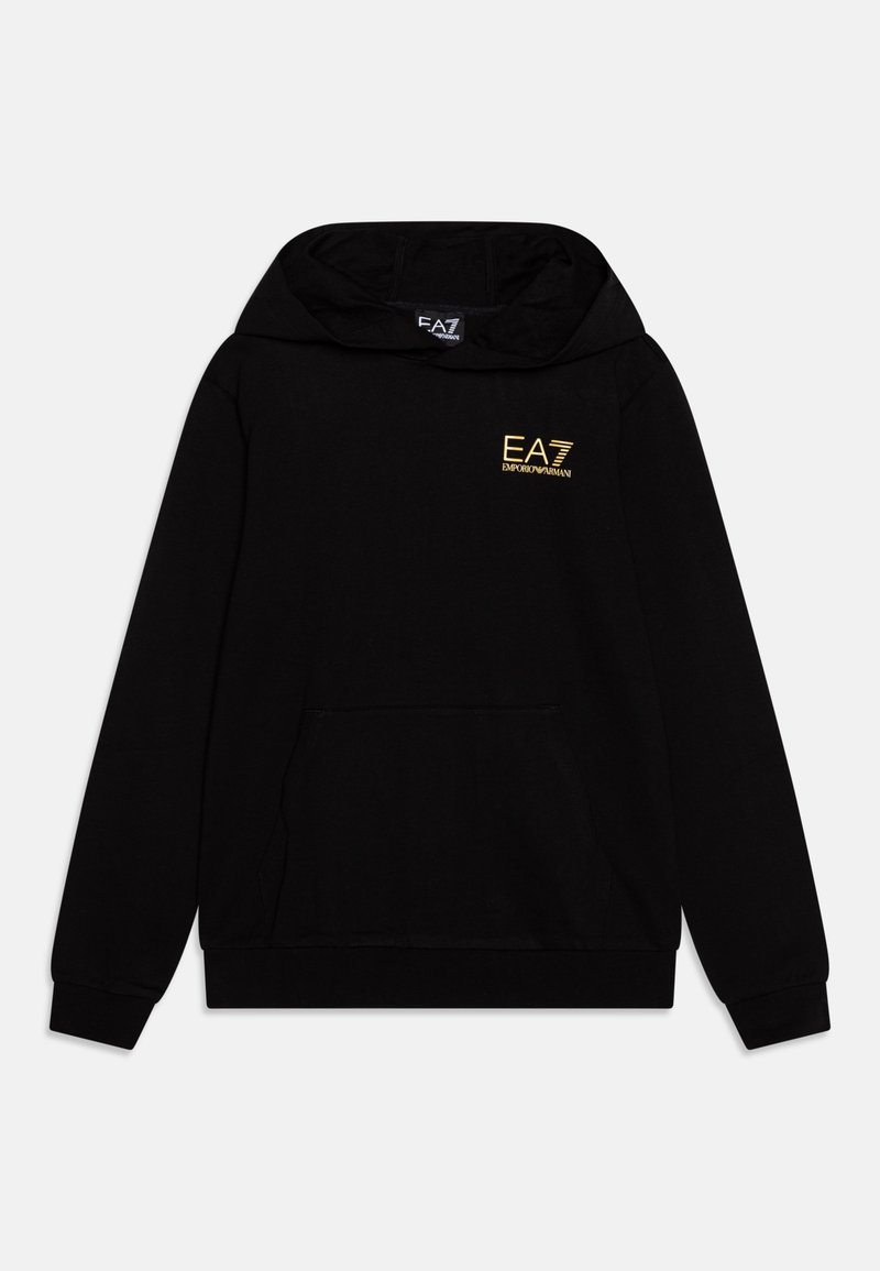 Sort hættetrøje med frontlomme og gyldent EA7 Emporio Armani-logo på venstre bryst, vist fladt på en hvid baggrund.