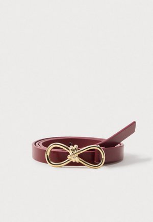 Cinto de pele bordô com uma fivela em forma de infinito dourada, apresentando uma textura lisa e um design elegante, com um único pino para fecho.