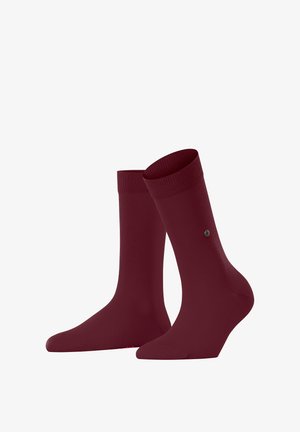 Deux chaussettes bordeaux exposées verticalement, avec des bords côtelés et un petit logo sur un côté, sur un fond blanc.