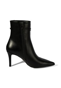 Bottine en cuir noir avec bout pointu, talon haut élancé, fermeture éclair latérale et un détail subtil de sangle autour de la cheville.