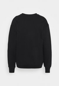 Felpa nera, tessuto di cotone liscio, scollatura rotonda, maniche inserite, polsini e orlo a costine, design minimalista, senza loghi o motivi visibili.