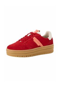 Baskets en daim rouge avec une semelle en caoutchouc beige, doublure rose et accent latéral. Elles présentent un système de laçage et des détails perforés sur les côtés.