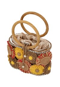 Bolso tejido con adornos florales en amarillo, rojo y beige. Cuenta con asas redondas torcidas, interior de satén y detalles de cadena metálica.