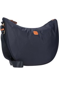 Borsa a spalla in nylon blu navy con una forma curva e morbida. Presenta una patch in pelle marrone con il logo e una tracolla regolabile per versatilità. Accenti in metallo dorato.