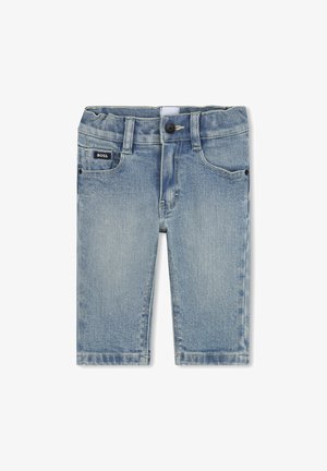Shorts in denim azzurro con chiusura a bottone, due tasche frontali, una tasca sul retro e una piccola toppa nera con logo sulla vita.