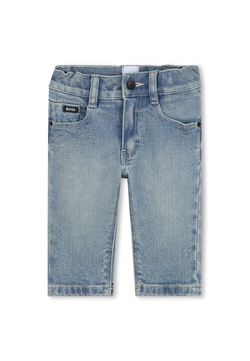 Jasnoniebieskie szorty dżinsowe z zapięciem na guzik, dwoma przednimi kieszeniami, jedną tylną kieszenią oraz małą czarną łatką z logo na pasku.