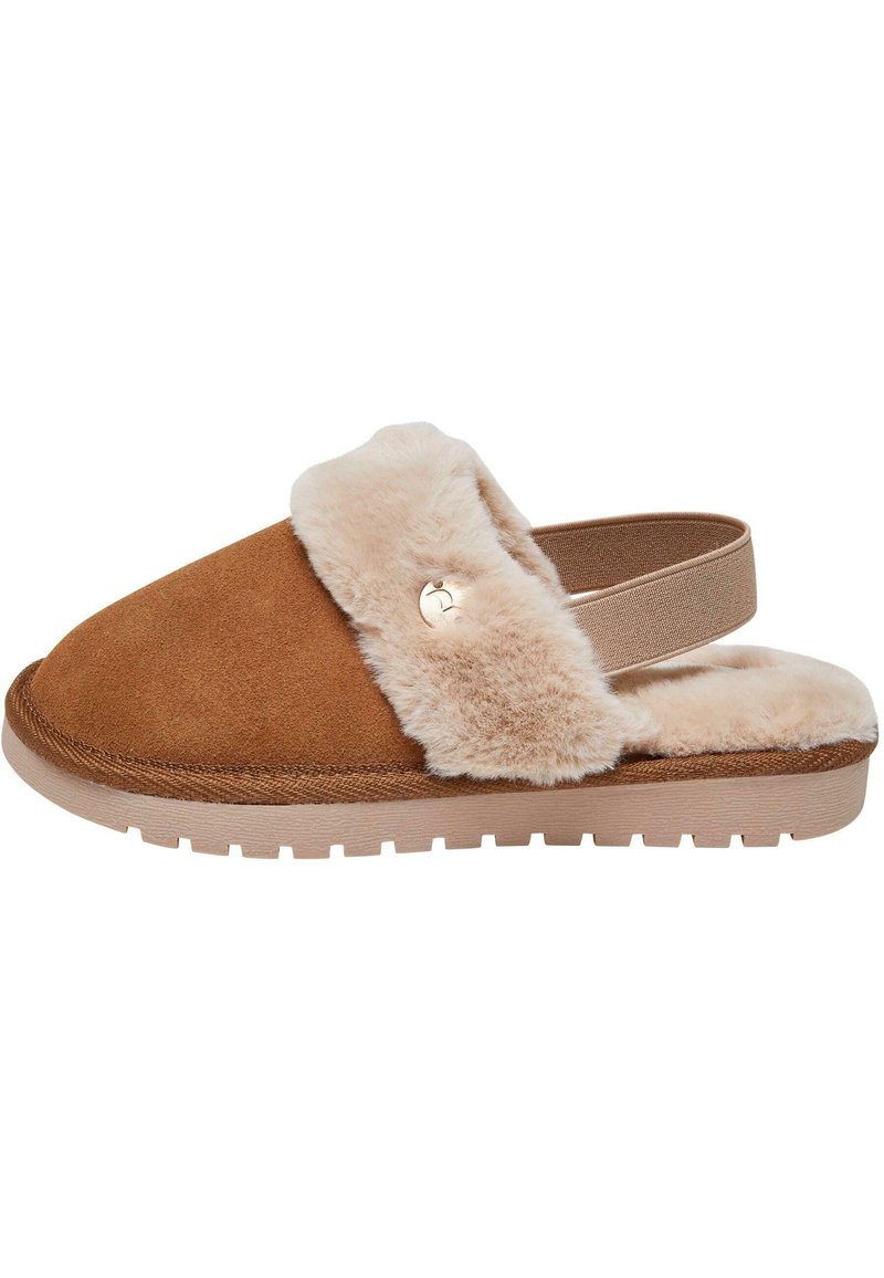Brune svette sklisikre tøfler med en myk beige faux fur-overdel, flat tan gummisåle og en dekorativ metallaccent.