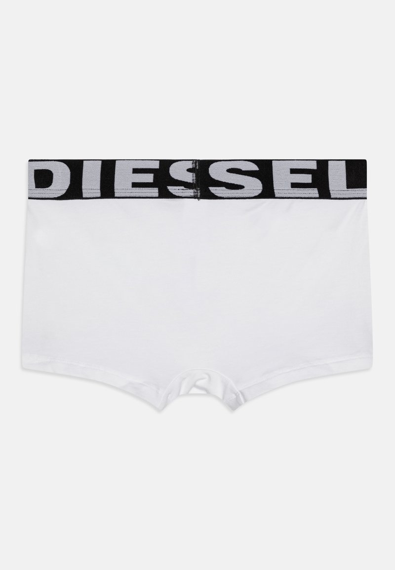 Weiße Baumwoll-Boxershorts mit einem schwarzen elastischen Bund, der mit weißem "DIESEL"-Text versehen ist. Das Design ist schlicht und modern.
