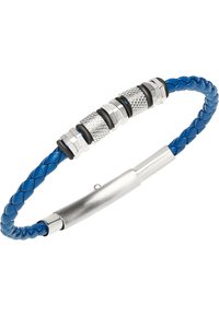 Blå flätad läderarmband med tre silverfärgade metallaccenter med strukturerade ytor och en slät silverklämma.