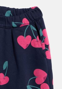 Σκούρα μπλε παντελόνια φόρμας με ελαστική μέση, διακοσμημένα με σχέδιο από ροζ καρδιές και πράσινα φύλλα, κατασκευασμένα από απαλό βαμβακερό υλικό.