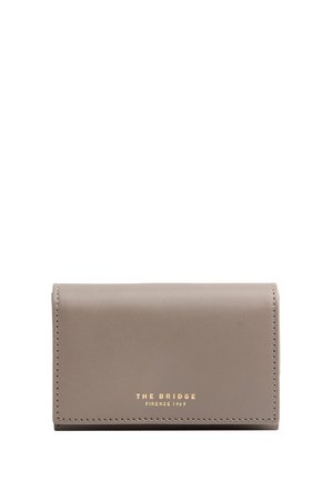 Cartera rectangular de cuero topo con costuras limpias y texto dorado "THE BRIDGE FIRENZE 1969" en el centro frontal.