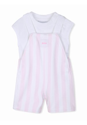 Wit babyrompertje met korte mouwen, gecombineerd met roze-wit gestreepte korte tuinbroek met verticale strepen en een "BOSS" label aan de voorkant.