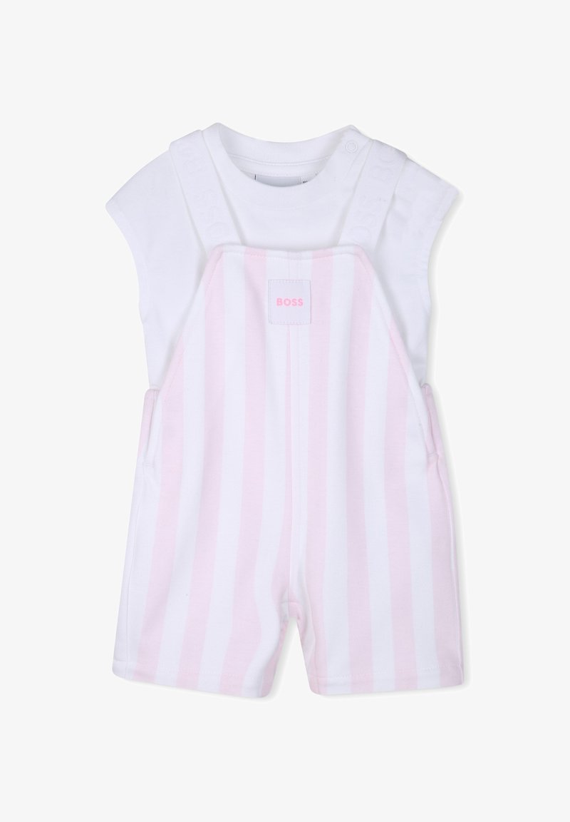Body blanc à manches courtes pour bébé, associé à une salopette courte rayée verticalement rose et blanche, avec une étiquette "BOSS" sur le devant.