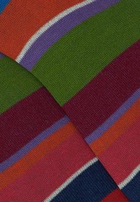 Tessuto con righe spesse in verde, rosso, viola, arancione e blu navy, con un motivo a maglia testurizzata e accenti bianchi a contrasto.