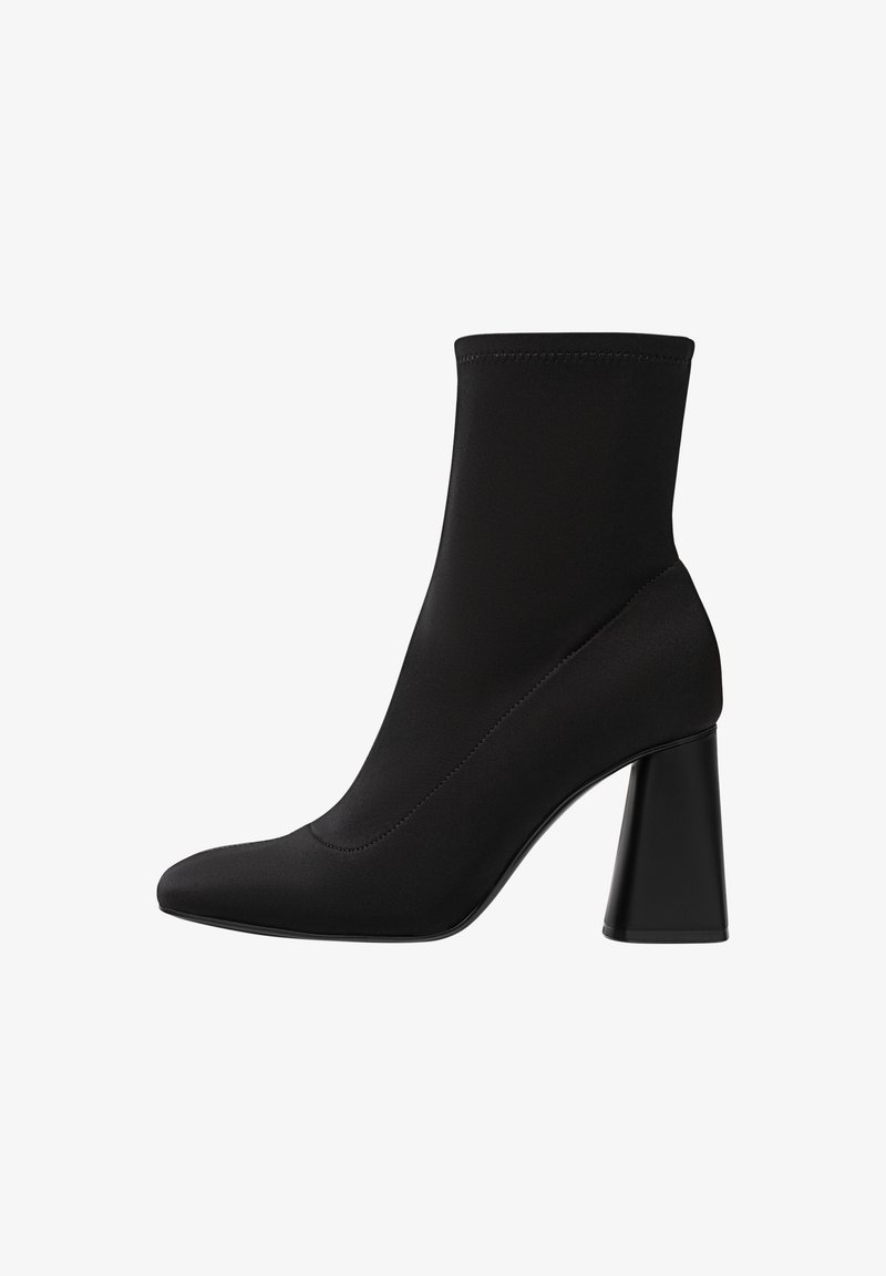 Bottine noire à design similaire à une chaussette, avec un embout pointu et un talon large. Fabriquée en tissu lisse avec des détails de couture invisibles.