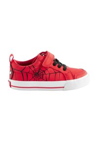 Baskets rouges avec un motif de toile d'araignée, lacets noirs et une sangle Velcro. Présente une semelle extérieure blanche avec une lanière rouge.