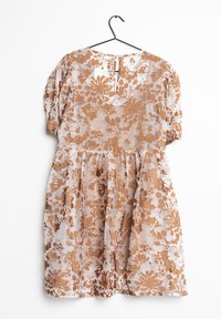 Blumenmusterkleid mit puffärmel, aus leichtem Stoff gefertigt. Es hat einen beigen Grundton mit braunen Blumenmustern, einen plissierten Rock und einen Rückenausschnitt.