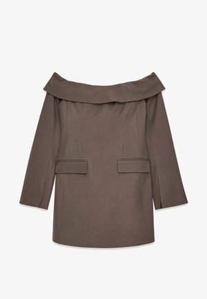 Ruskean off-shoulder bleiseri-mekko, jossa on pitkät hihat ja kolme etutaskua, räätälöity istuvuus, asetettu tasaiseksi valkoista taustaa vasten.
