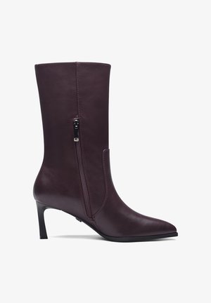 Tmavobordová kožená čižma do pol lýtka so špicatou špičkou, bočným zipsom a štíhlym vysokým podpätkom na bielom pozadí.