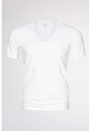 Witte T-shirt met korte mouwen en V-hals, gemaakt van een soepele stof, met een getailleerd ontwerp en een eenvoudige constructie zonder patronen of accenten.