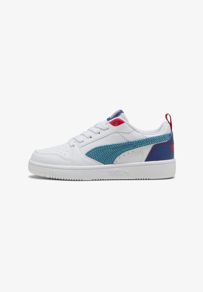 Chaussure de sport blanche avec un panneau latéral texturé bleu et vert, des accents rouges sur la languette et le talon, et un bout perforé pour la respirabilité.