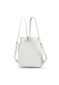 Mochila de cuero blanco con patrón de acolchado en zig-zag, correas ajustables y cierre de solapa superior. Textura suave y detalles en tono dorado.