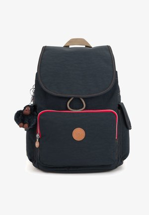Sac à dos bleu marine en tissu texturé, avec des accents en cuir marron, un détail de fermeture éclair rouge et un porte-clés en forme de singe en peluche attaché.