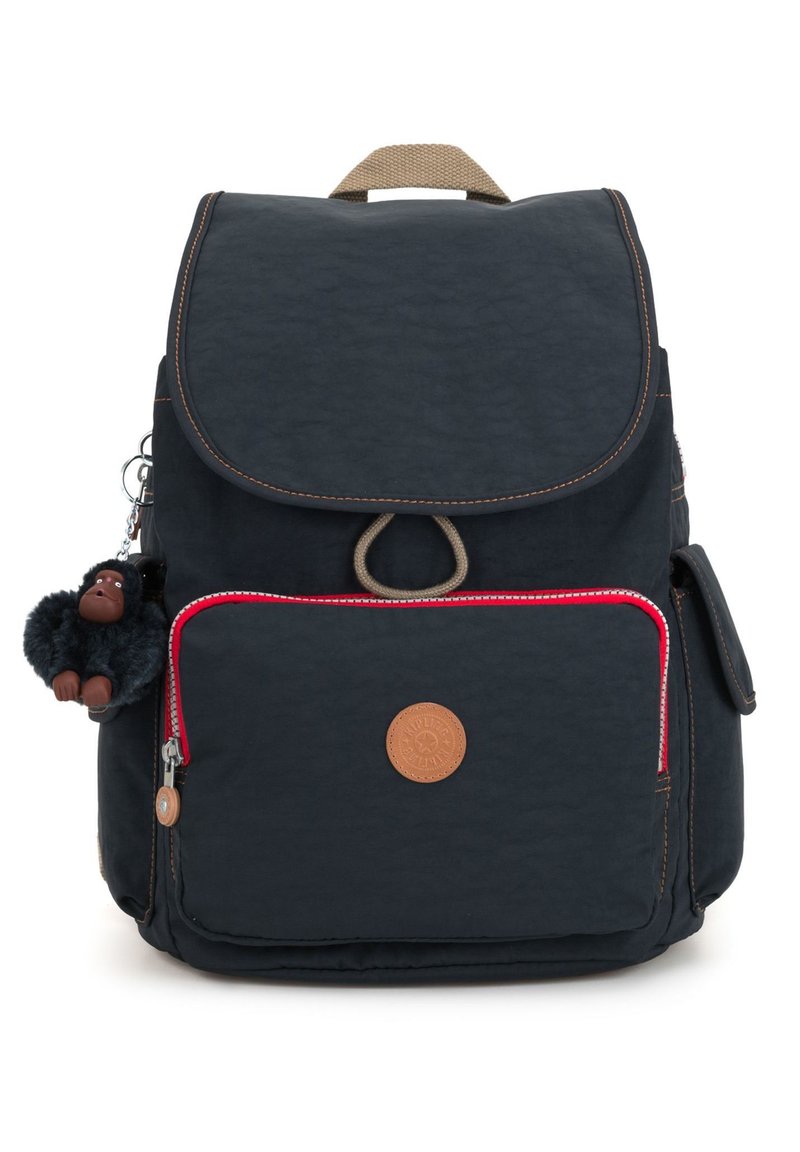 Zaino blu navy con tessuto testurizzato, dettagli in pelle marrone, zip rossa e un portachiavi a forma di scimmietta peluche attaccato.
