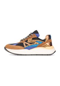 Scarpa sportiva con tomaia in materiali misti di suede marrone, mesh nero e dettagli a stampa animale. Suola spessa bianca con gomma nera testurizzata.