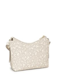 Bolso de mano con un fondo crema y un diseño abstracto en gris claro. Presenta un cierre con cremallera y un acabado suave y texturizado.