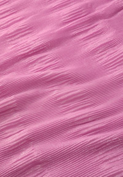 Tissu rose texturé avec une subtile brillance, présentant des lignes verticales et horizontales alternées créant un motif ondulé. Matériel doux et léger.