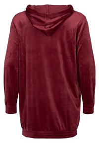 Burgunderfarbener Kapuzenpullover aus weichem, samtigem Material. Verfügt über lange Ärmel, elastische Bündchen und einen strukturierten unteren Saum.