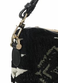 Zwarte geweven stoffen tas met gouden hardware, met een gestructureerd oppervlak en een patroonontwerp. Inclusief een leren strap en embleemdetail.