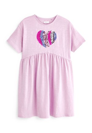 Robe courte à manches courtes de couleur violet clair avec une taille froncée et un cœur en sequins multicolores sur la poitrine.