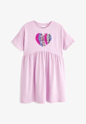 Jasnofioletowa sukienka z krótkim rękawem, z marszczoną talią i wielokolorowym cekinowym sercem na piersi.