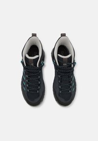 Sapatos exteriores pretos com um upper texturizado, realces cinzentos e detalhes em verde-água. Apresenta cadarços com padrão e um colar acolchoado para conforto.