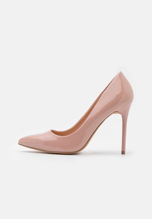 Blassrosa Lackleder-Pumps mit spitzer Zehenpartie, schlankem Design und dünnem Stilettoabsatz. Glatte Textur und minimalistischer Stil.