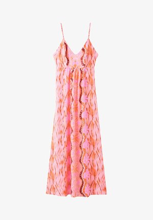 Vestido maxi rosa sin mangas con tirantes finos, escote en V y patrones florales y abstractos verticales en tonos naranja y marrón.