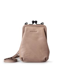 Borsa in pelle marrone chiaro con fondo arrotondato, chiusura a scatto e tracolla regolabile. Accenti forti in metallo nero nella parte superiore.