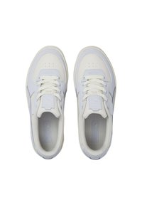 Adidași albi cu accente bleu deschis, având un superior din piele netedă, șireturi, vârf perforat și talpă texturată. Design al tălpii din cauciuc.
