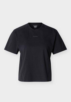 Μαύρο κοντομάνικο μπλουζάκι με στρογγυλή λαιμόκοψη και το λογότυπο "Salomon" στο κέντρο του στήθους και μέσα στον γιακά, σε λευκό απλό φόντο.