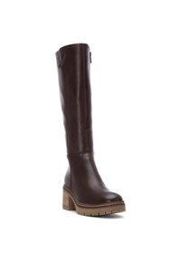 Bota de cuero marrón hasta la rodilla con tacón de bloque, suela de goma texturizada y cremallera lateral. Presenta un hardware mínimo y un acabado suave.