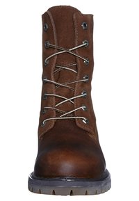 Brune læder snørebånd boot med en ruskindsoverdel, metaløjer og en robust gummisål, der har en glat tå og en struktureret skaft.