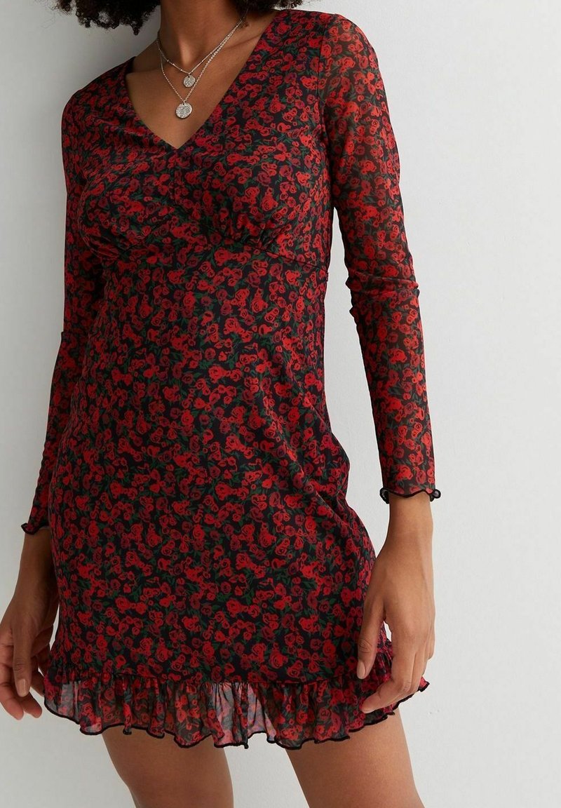 Rotes Blumenkleid mit langen Ärmeln, durchscheinendem Stoff, V-Ausschnitt, tailliertem Oberteil, Rüschensaum und schwarzen Akzenten an den Manschetten und am Saum.