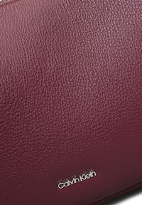 Calvin Klein REFINE SHOULDER BAG - Torbica - oxblood