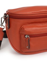 Borsa a tracolla in pelle arancione dal design arrotondato, con una zip superiore e una tasca frontale con accenti neri a contrasto e finiture in metallo.