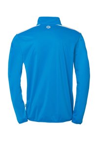 Blå langærmet skjorte med høj krave, hvide detaljer på skuldrene og et logo på ryggen. Glat tekstur og atletisk pasform.