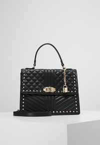 Svart quiltad läderhandväska med hardware i guldton, nitar, handtag på toppen, avtagbar axelrem och hänglåsdetalj.