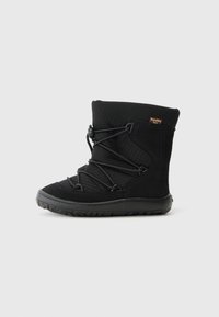 Svart ankel boots med texturerad tyg och mockadetaljer. Har elastiska snören och en hållbar gummisula. Rund tå och vadderad krage.